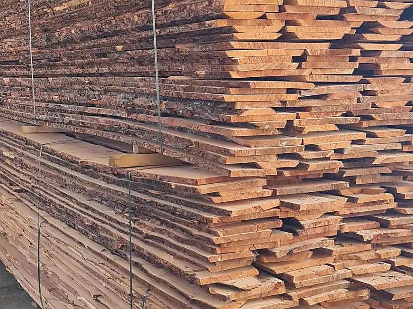 Пачки нестроганой доски «Леший» из кедра